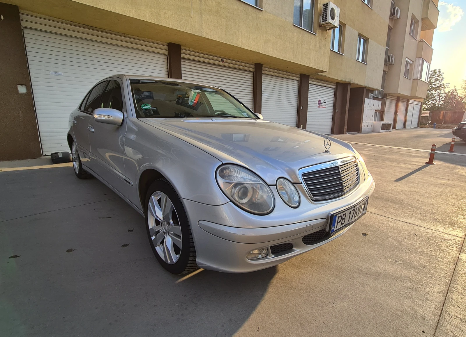 Mercedes-Benz E 220 всички екстри, обслужена с чисто нови гуми - изображение 2