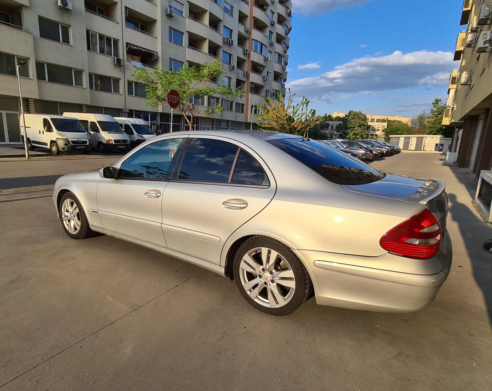 Mercedes-Benz E 220 всички екстри, обслужена с чисто нови гуми - изображение 4