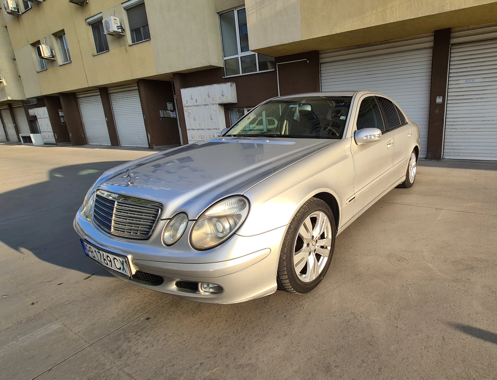 Mercedes-Benz E 220 всички екстри, обслужена с чисто нови гуми - изображение 3