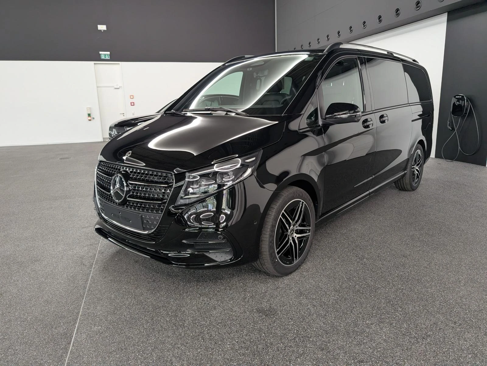 Mercedes-Benz V 300 LONG 4MATIC VIP EXCLUSIVE DESIGNO - изображение 3