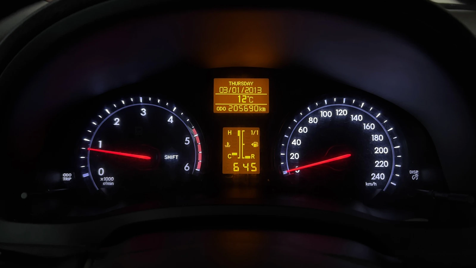 Toyota Avensis 2.2 D-4D , снимка 13 - Автомобили и джипове - 53890124