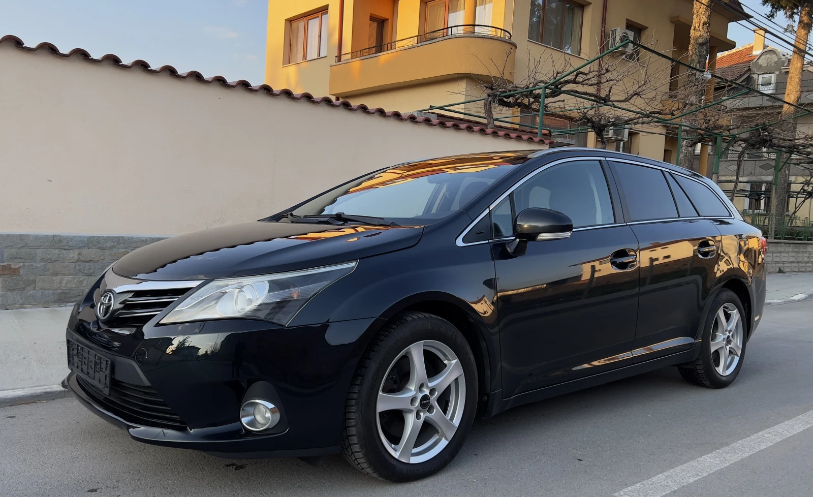 Toyota Avensis 2.2 D-4D , снимка 2 - Автомобили и джипове - 53890124