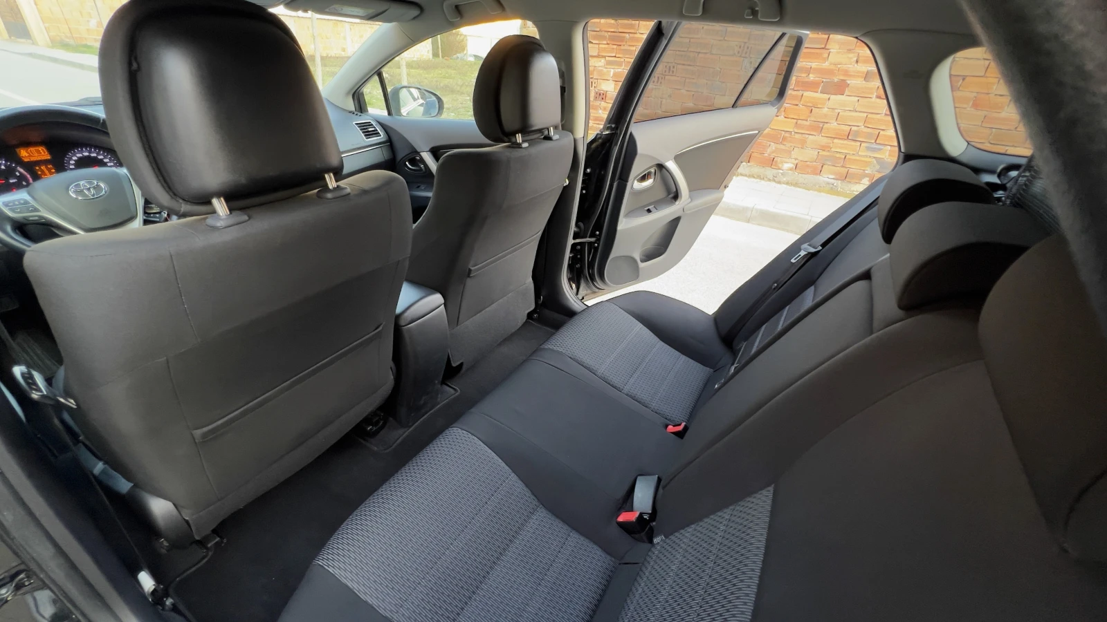 Toyota Avensis 2.2 D-4D , снимка 11 - Автомобили и джипове - 53890124