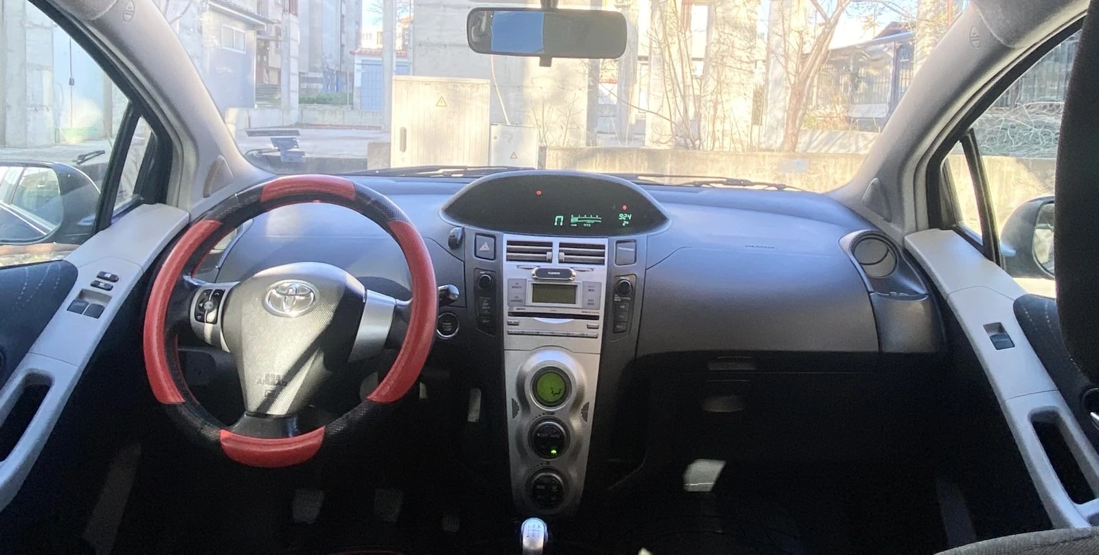 Toyota Yaris 1.4 D-4D, снимка 12 - Автомобили и джипове - 54035378
