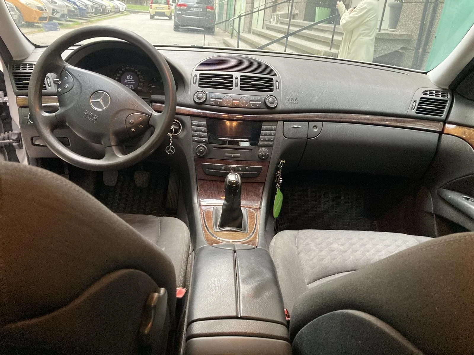 Mercedes-Benz E 220 CDI 150кс, снимка 4 - Автомобили и джипове - 54585800
