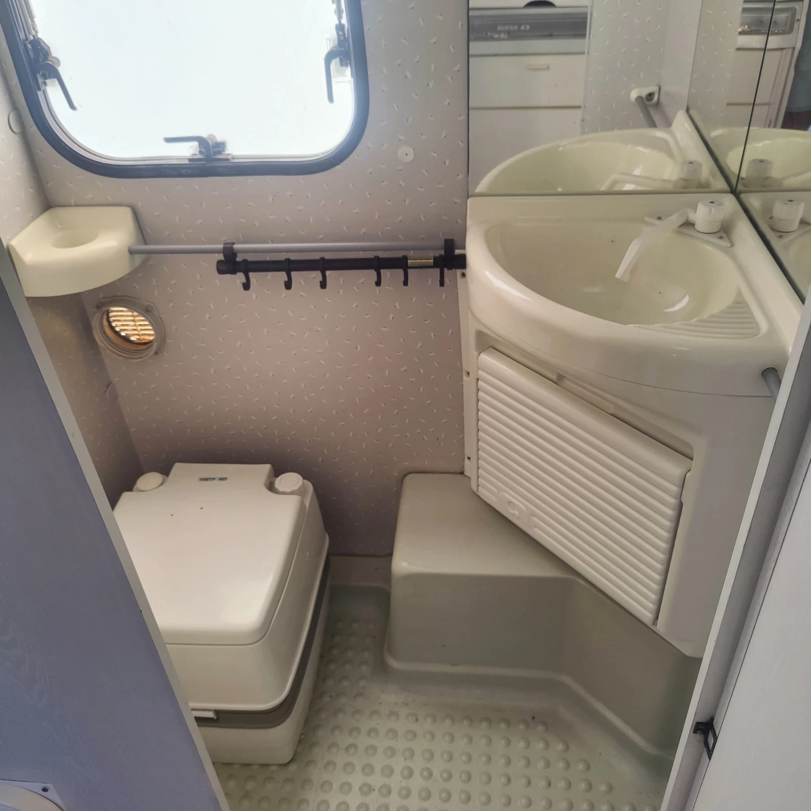Каравана Adria 380, снимка 6 - Каравани и кемпери - 55416392