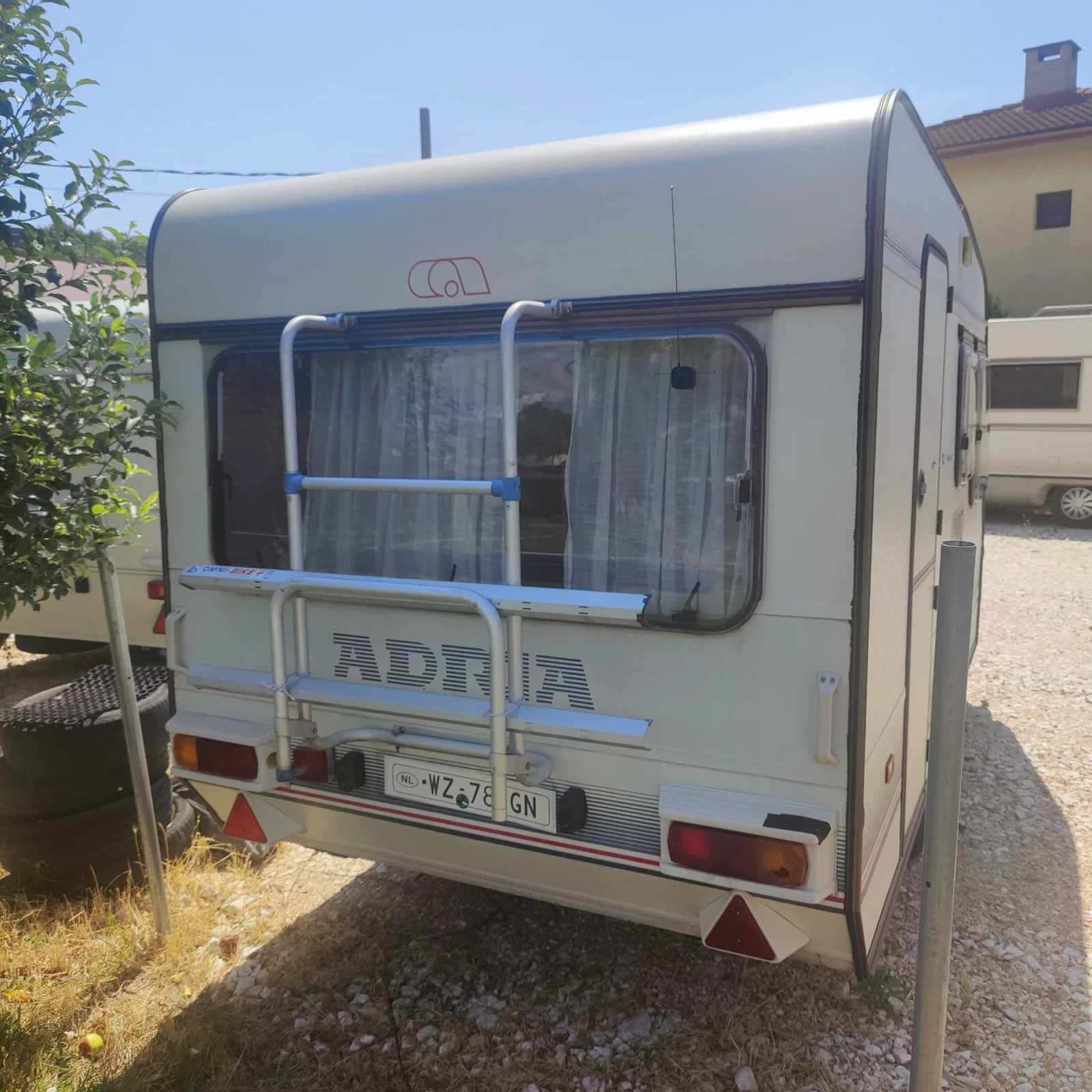 Каравана Adria 380, снимка 3 - Каравани и кемпери - 55416392