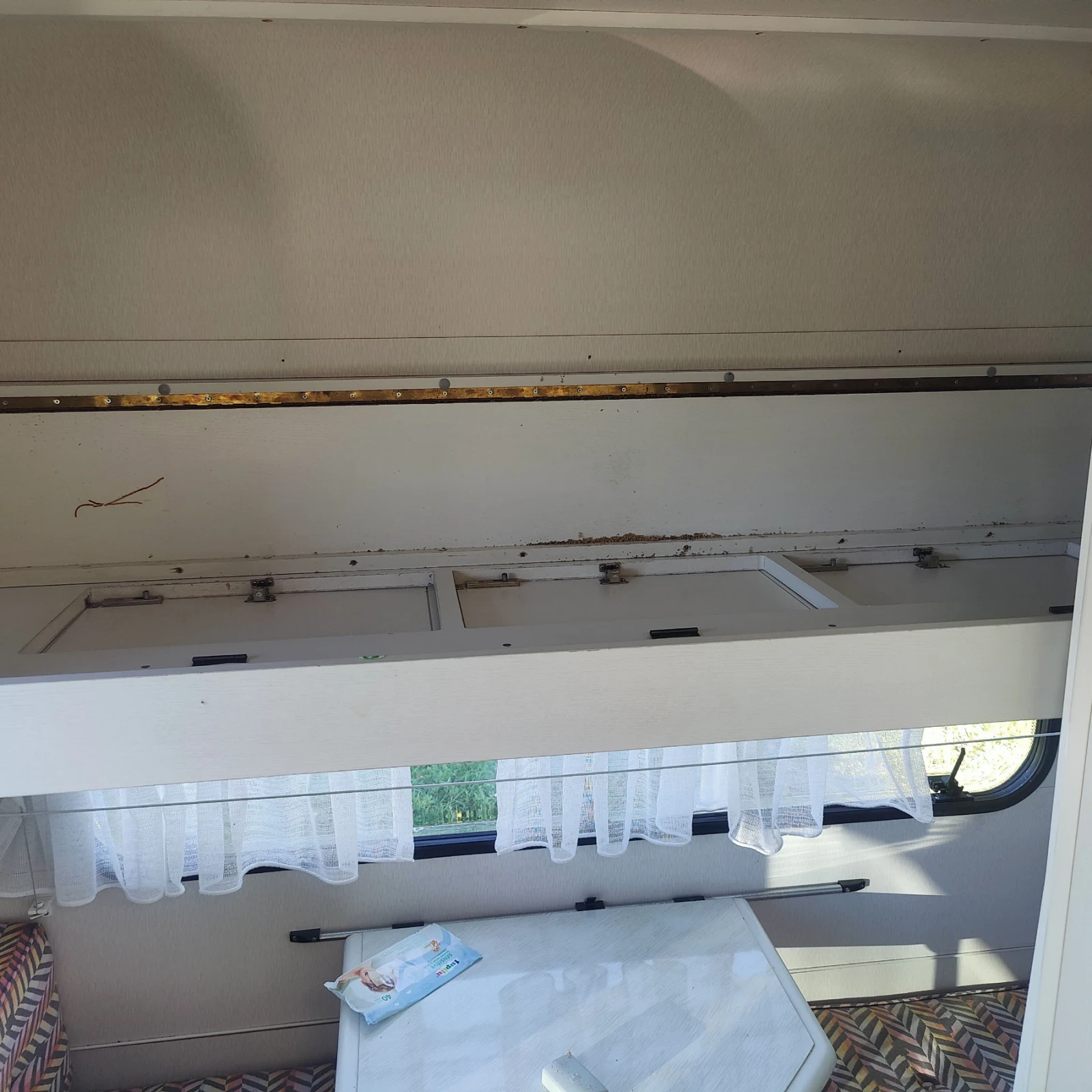 Каравана Adria 380, снимка 12 - Каравани и кемпери - 55416392