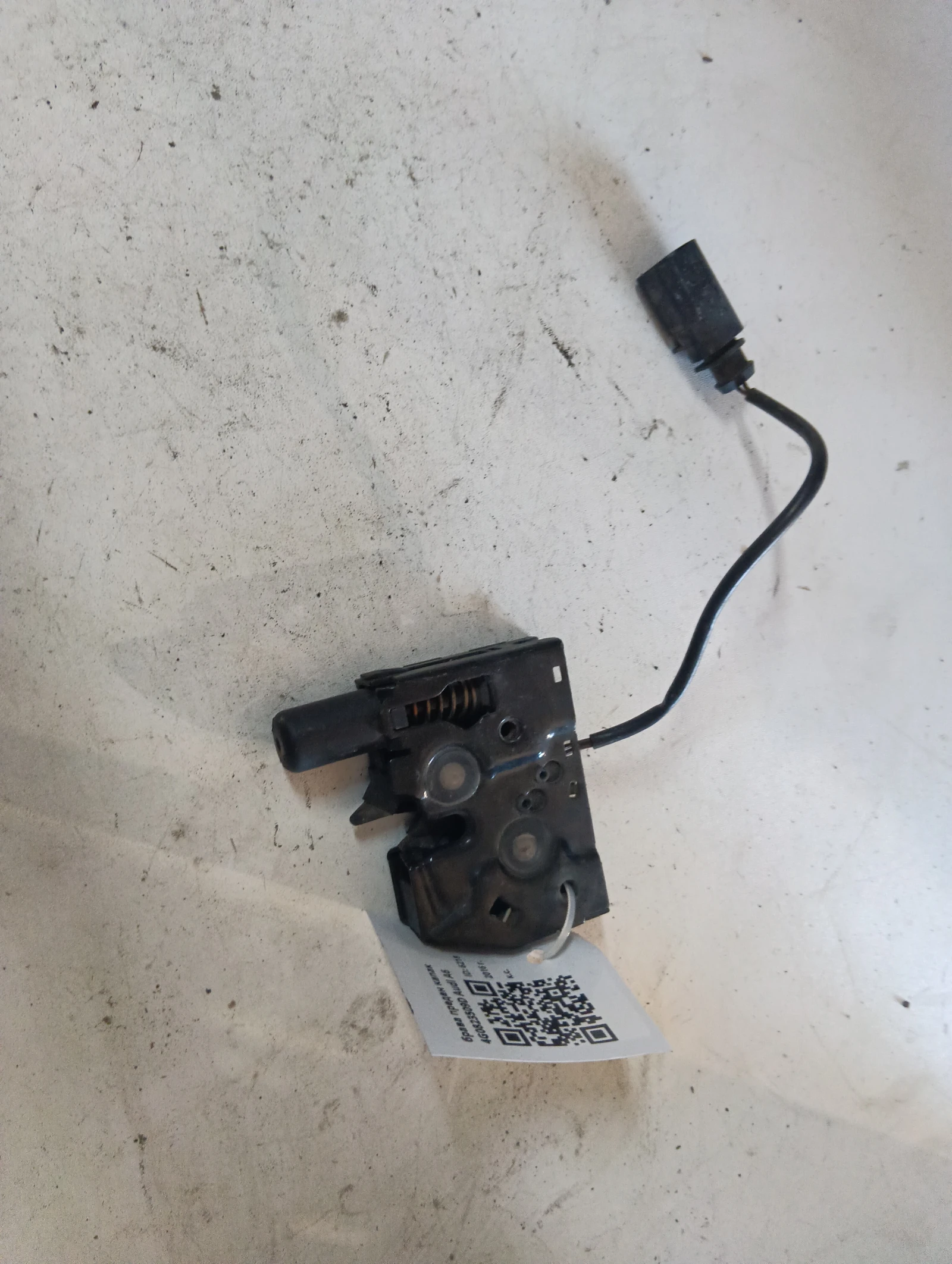 брава преден капак 4G0823509D Audi A6