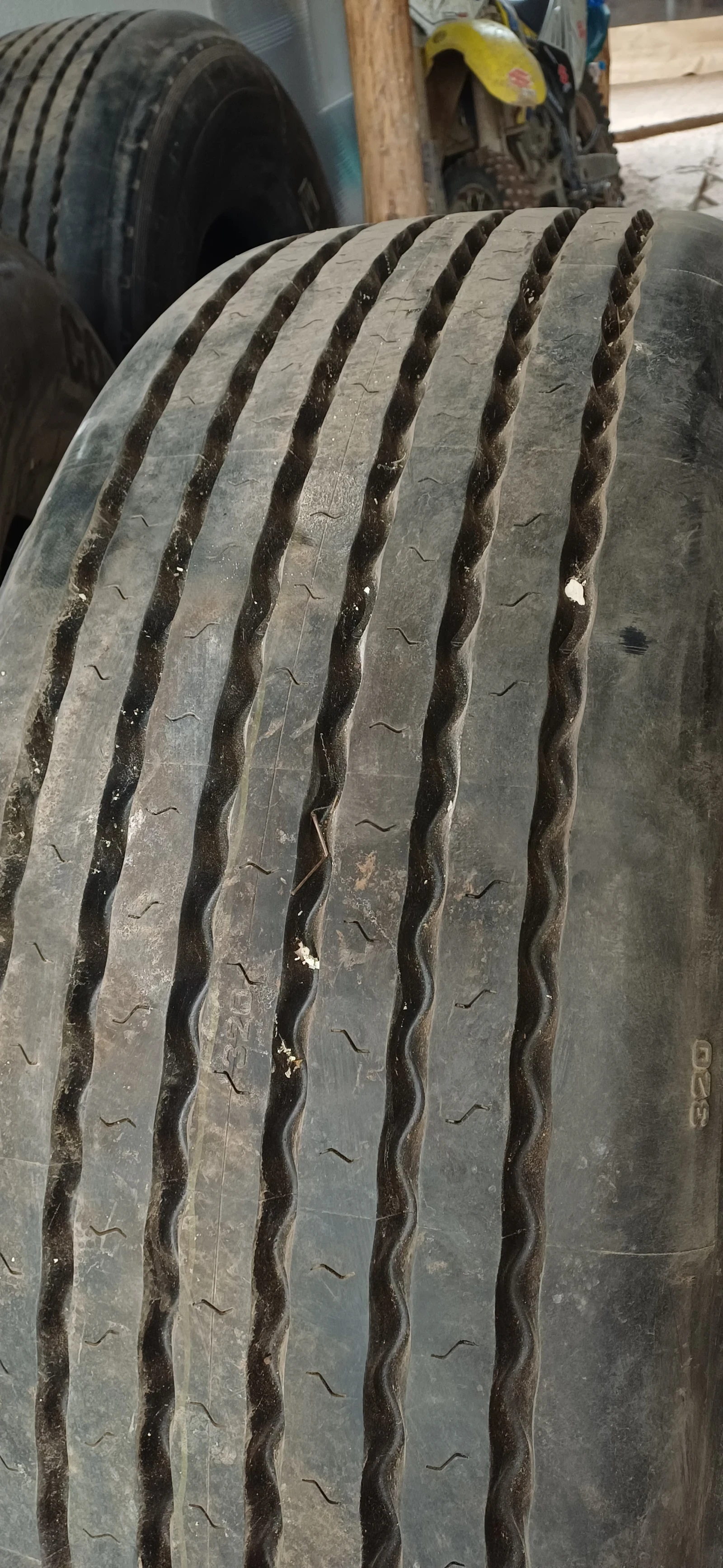 Гуми, снимка 5 - Гуми и джанти - 53908245