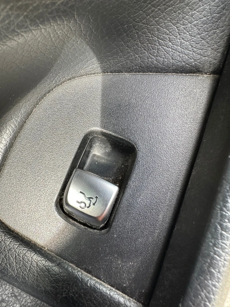 Mercedes-Benz E 200, снимка 14 - Автомобили и джипове - 52881649