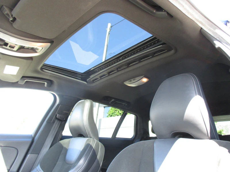 Volvo V60 2.0/ДИЗЕЛ/190кс/R-DESIGN/ФУЛ-ЕКСТРИ/КАТО НОВА/, снимка 11 - Автомобили и джипове - 51755754