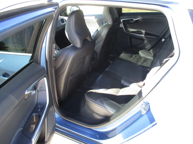 Volvo V60 2.0/ДИЗЕЛ/190кс/R-DESIGN/ФУЛ-ЕКСТРИ/КАТО НОВА/, снимка 12 - Автомобили и джипове - 51755754