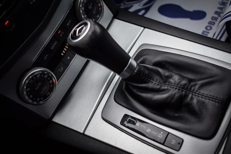 Mercedes-Benz C 220 OM646 Avantgarde/KEYLESS/Harman Kardon, снимка 11 - Автомобили и джипове - 53299305