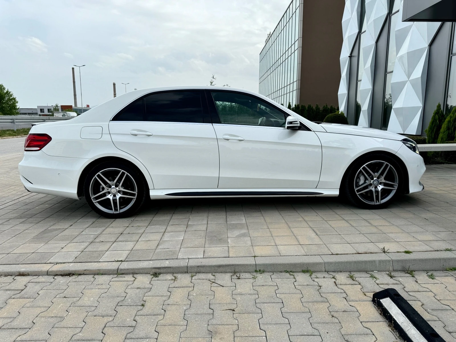 Mercedes-Benz E 350 AMG-FACE-FULL-LED-NAVI-ПЕРА - изображение 4