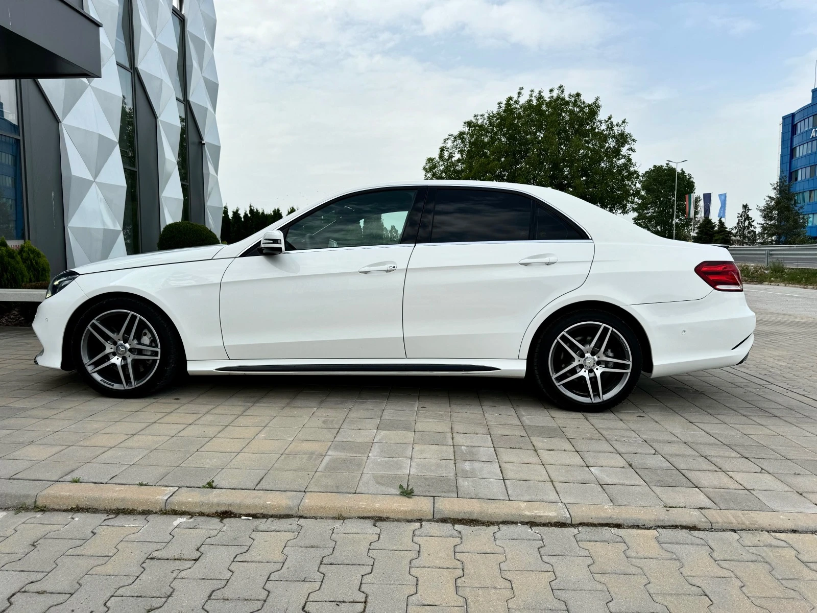 Mercedes-Benz E 350 AMG-FACE-FULL-LED-NAVI-ПЕРА - изображение 8