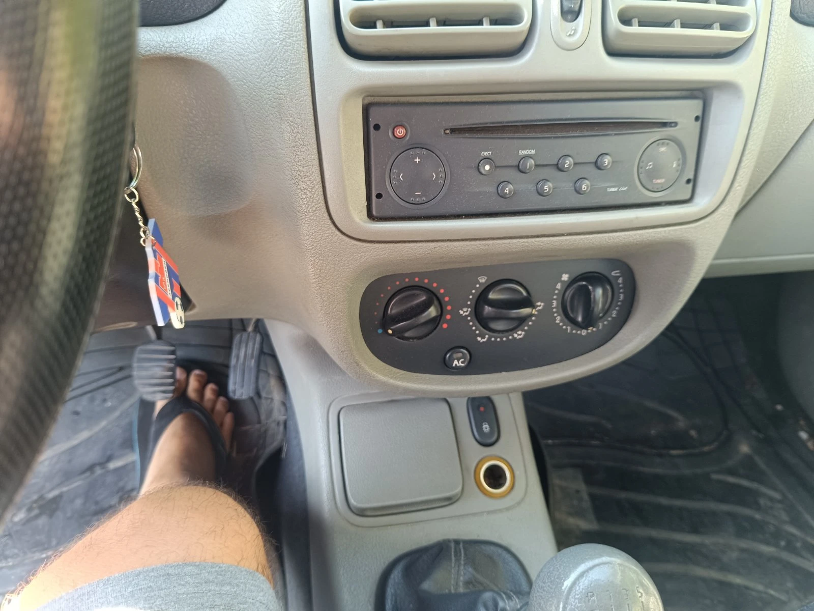 Renault Clio 1.5 - изображение 5