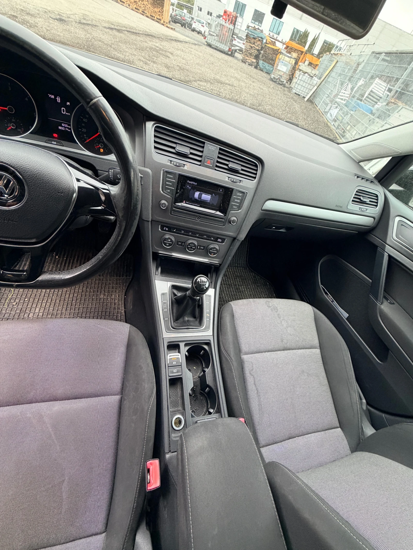 VW Golf 1.6 tdi, снимка 15 - Автомобили и джипове - 54261811