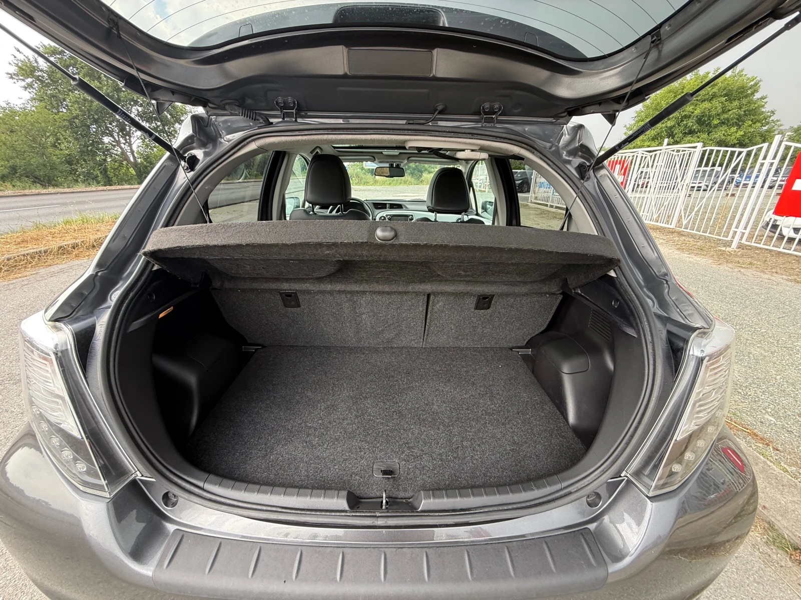Toyota Yaris LINEA SOL ШВЕЙЦАРИЯ, снимка 14 - Автомобили и джипове - 55387974