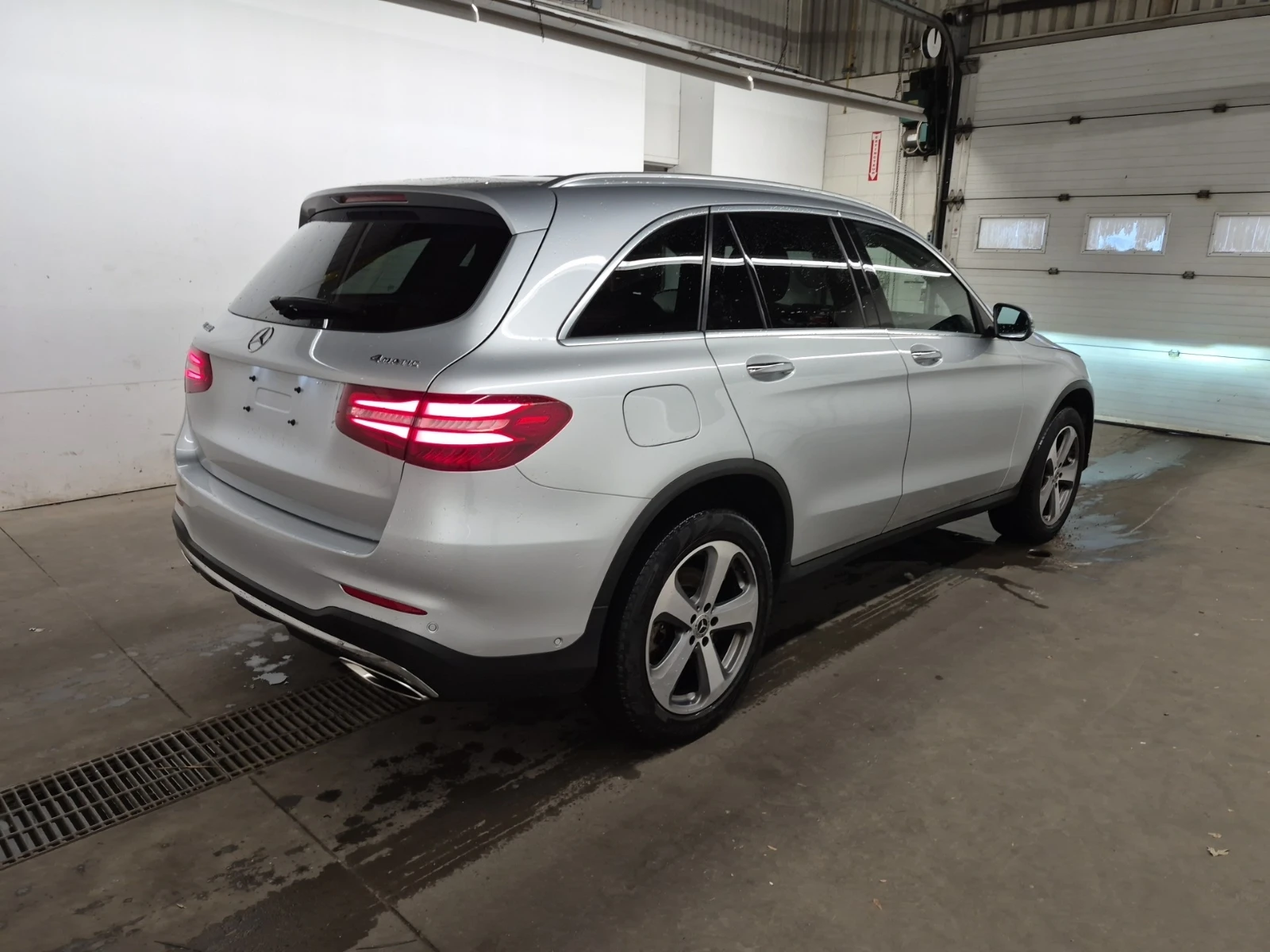 Mercedes-Benz GLC 300 AWD * CARFAX * БЕЗ ПЪРВОНАЧАЛНА ВНОСКА - изображение 4