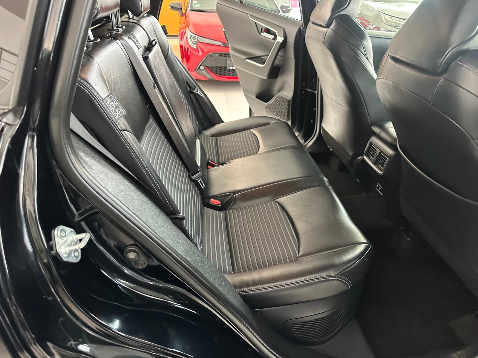 Toyota Rav4 Black Edition* 4x4 - изображение 10