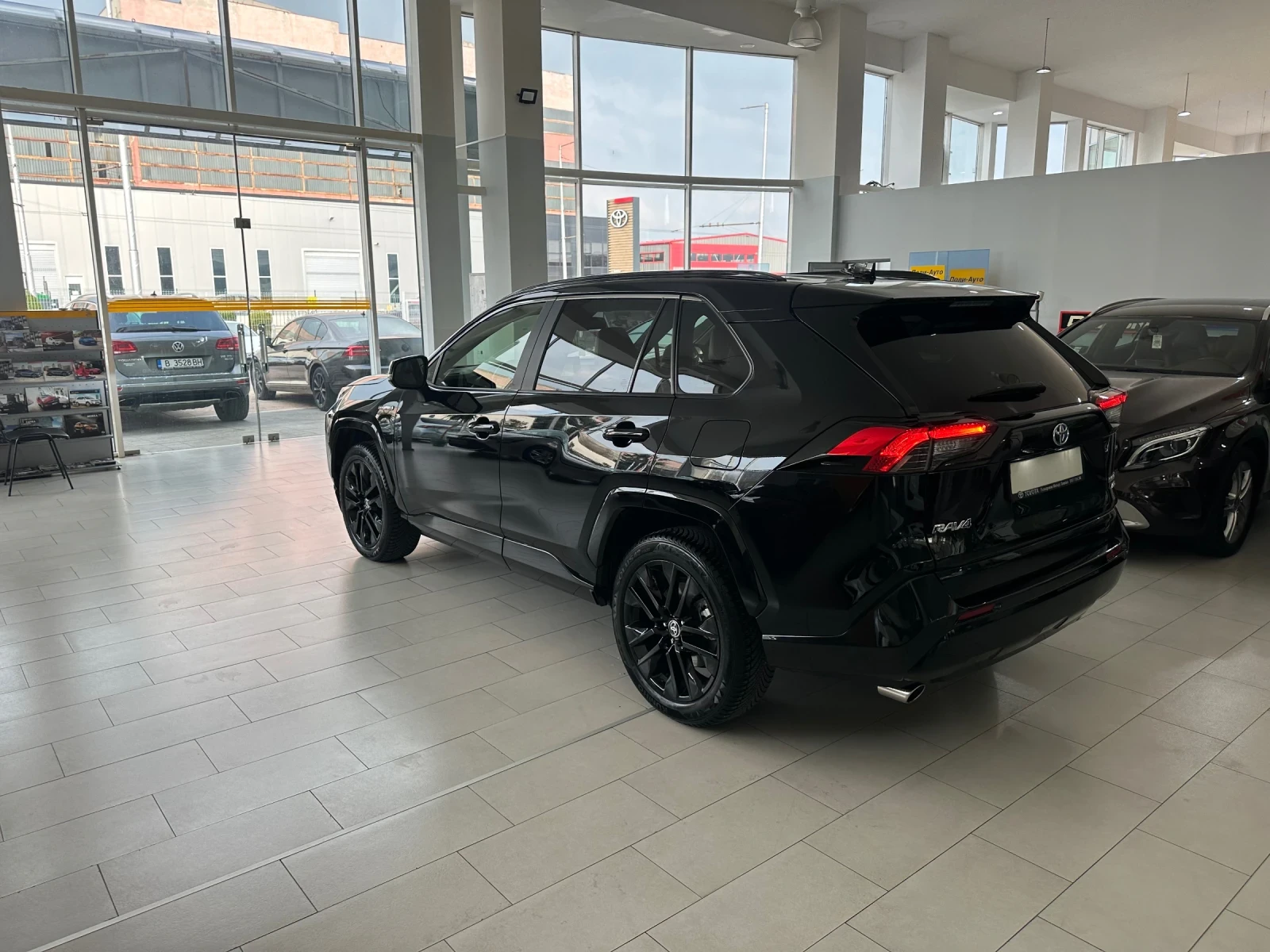 Toyota Rav4 Black Edition* 4x4 - изображение 4