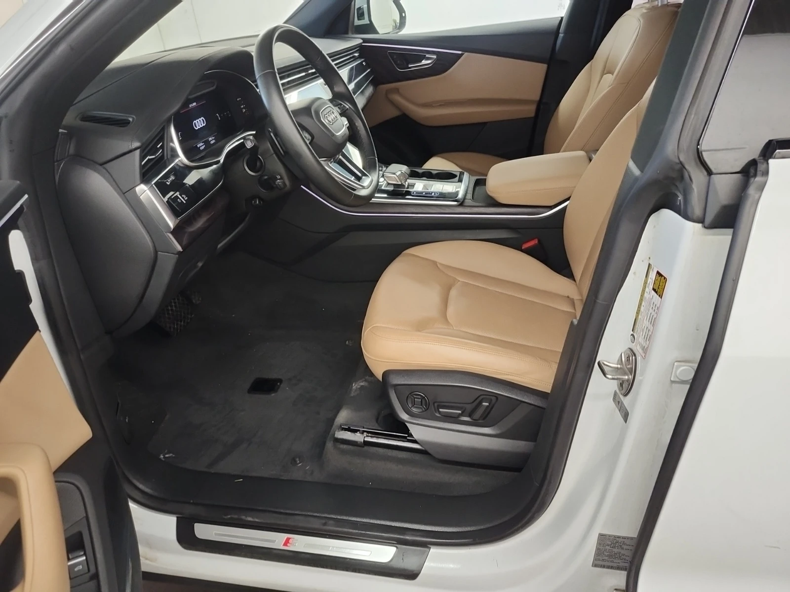 Audi Q8 TECHNIK/Pano/Distronic/360/B&O/Обдухване, снимка 8 - Автомобили и джипове - 54944251