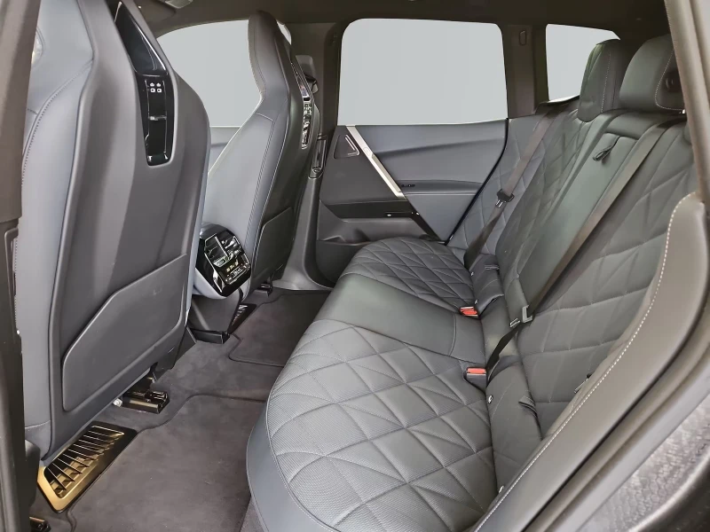 BMW iX xDrive50/523HP/LASER/CAM/HUD/B&W/MEMO/AHK/476g, снимка 14 - Автомобили и джипове - 52154866