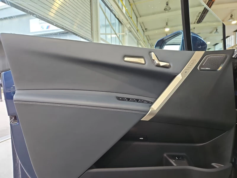 BMW iX xDrive50/523HP/LASER/CAM/HUD/B&W/MEMO/AHK/476g, снимка 13 - Автомобили и джипове - 52154866