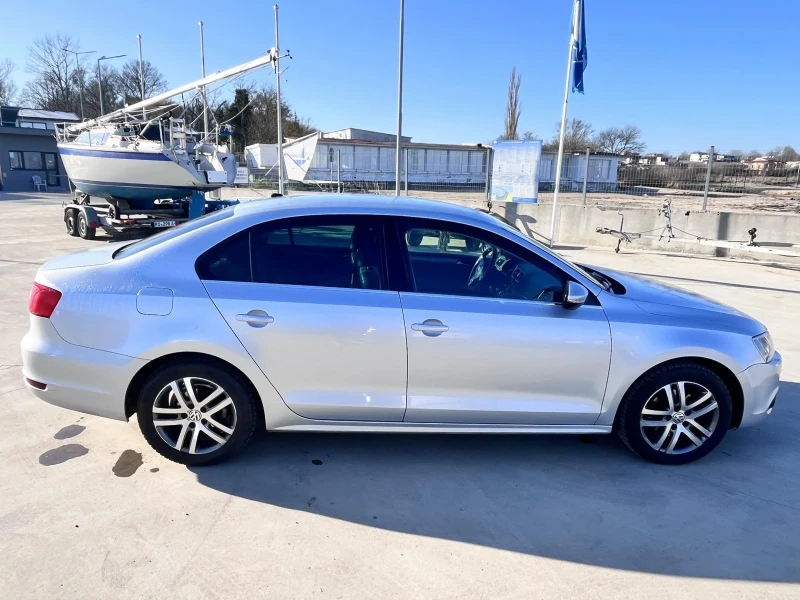 VW Jetta 1.6TDI 7DSG Highline, снимка 4 - Автомобили и джипове - 52811857