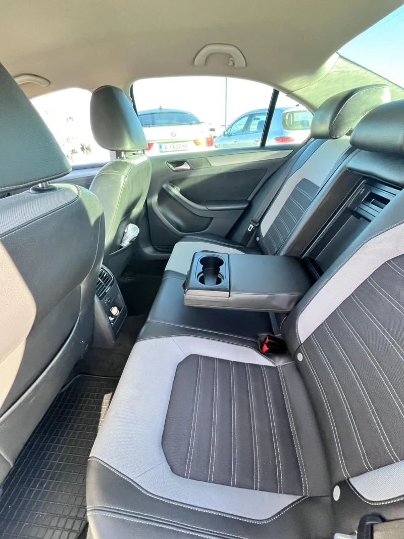 VW Jetta 1.6TDI 7DSG Highline, снимка 9 - Автомобили и джипове - 52811857