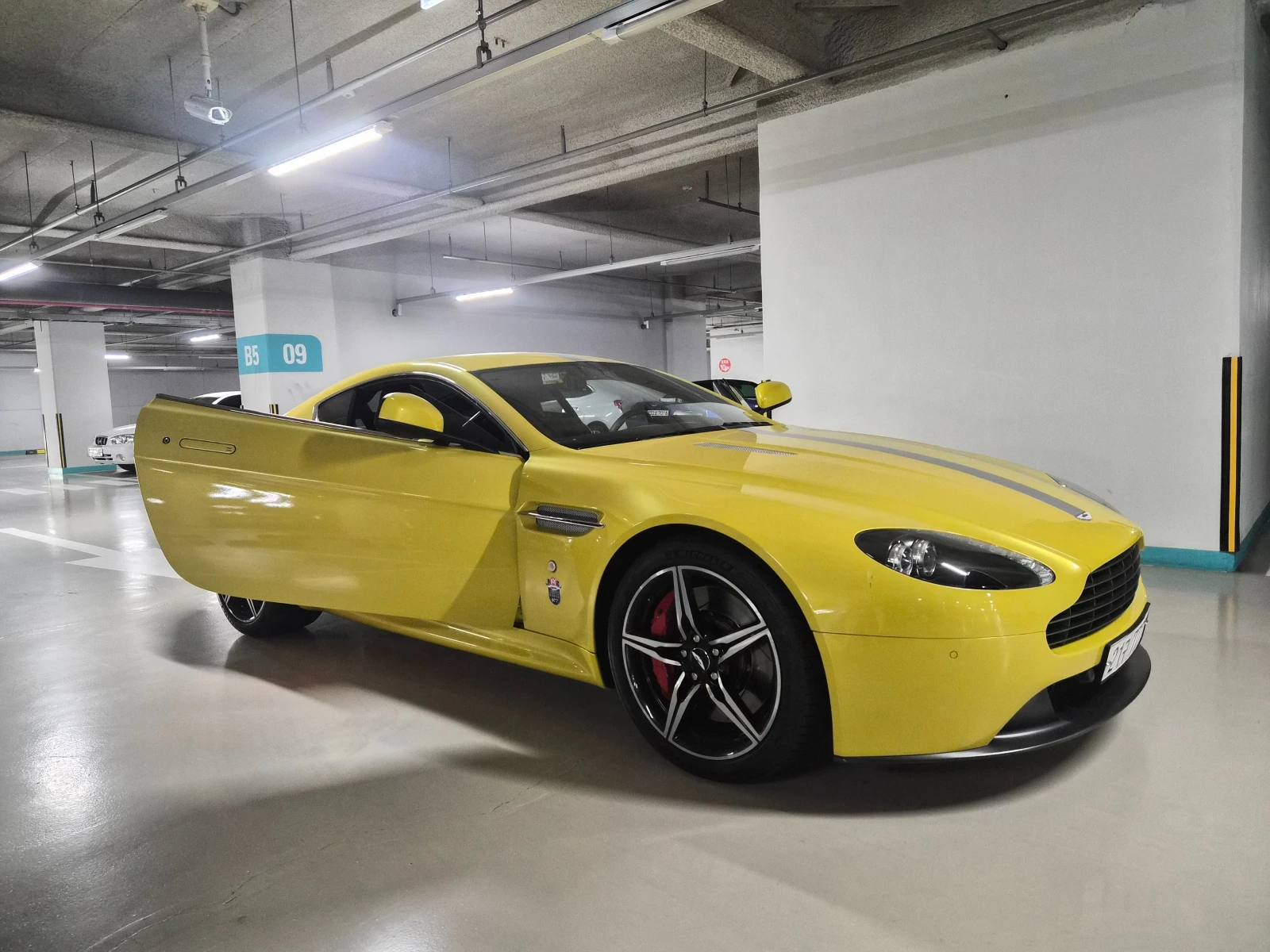 Aston Martin V8 Vantage 1ST GENERATION* V8* 27300 KM* КРАЙНА ЦЕНА, снимка 3 - Автомобили и джипове - 54818665