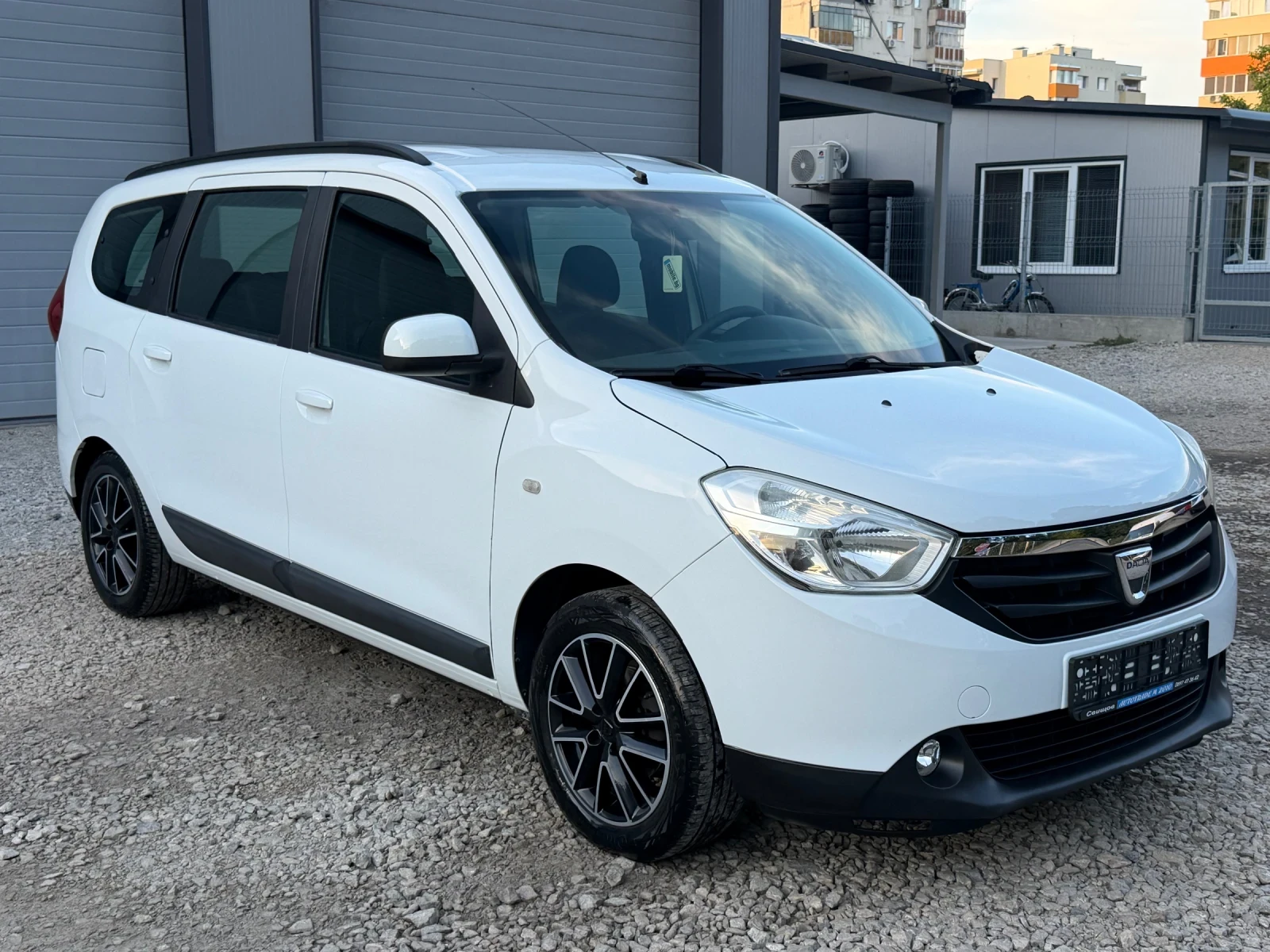 Dacia Lodgy 1.6BENZIN* LPG* 7MESTA* , снимка 4 - Автомобили и джипове - 55307201