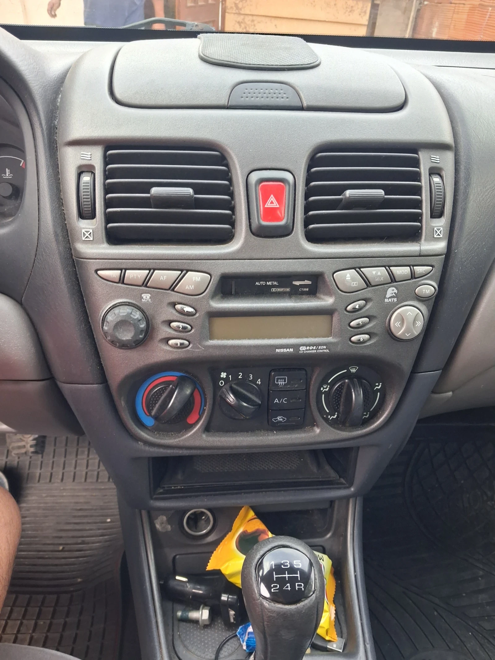 Nissan Almera 1.5i 90 коня, снимка 5 - Автомобили и джипове - 56226206