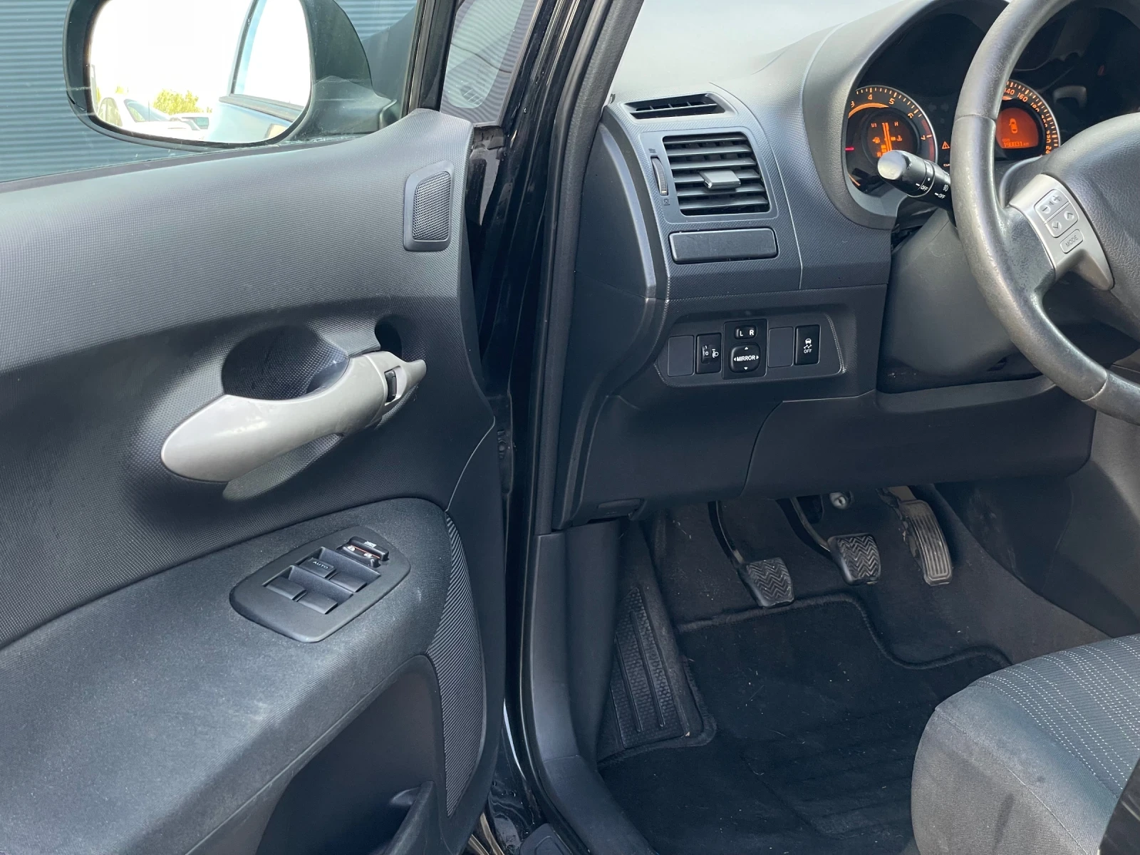 Toyota Auris 1.6 VVT-i ТОП, снимка 8 - Автомобили и джипове - 56730097