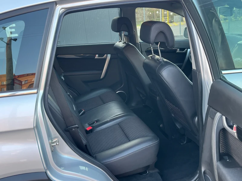Chevrolet Captiva 2.4i 4x4, снимка 11 - Автомобили и джипове - 51982709