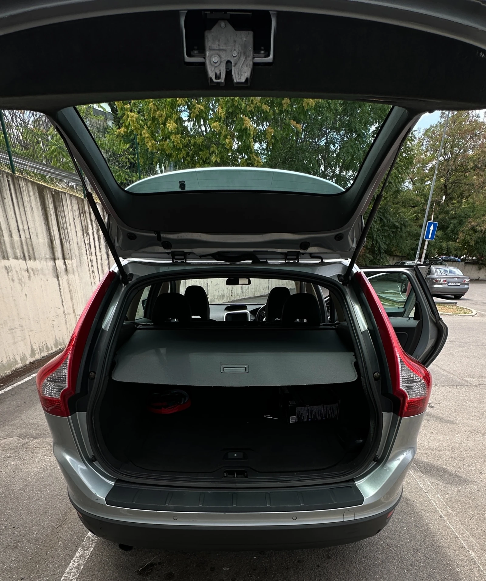 Volvo XC60 2.4 D5 Edrive - изображение 7