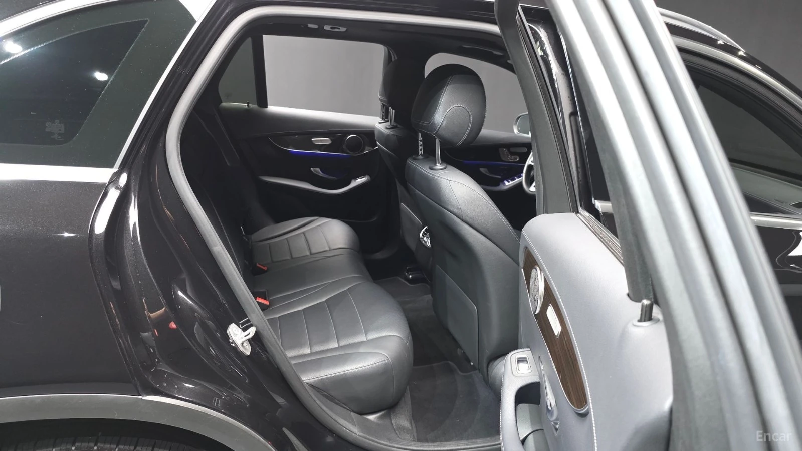 Mercedes-Benz GLC 300 AMG* ПАМЕТ* ПОДГРЕВ* КАМЕРА* ПАНО* ДВА КЛЮЧА, снимка 11 - Автомобили и джипове - 55459508
