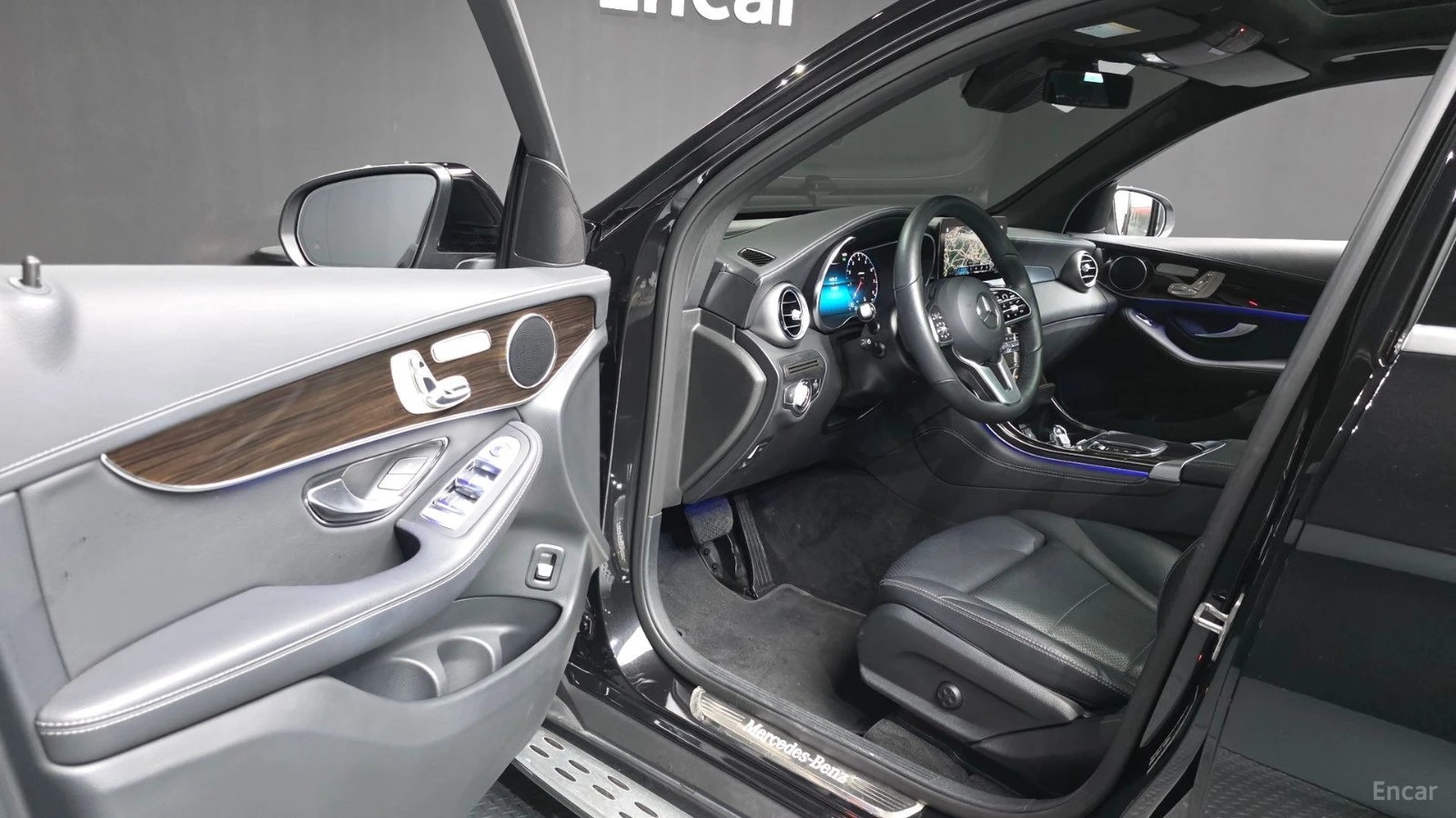 Mercedes-Benz GLC 300 AMG* ПАМЕТ* ПОДГРЕВ* КАМЕРА* ПАНО* ДВА КЛЮЧА, снимка 9 - Автомобили и джипове - 55459508