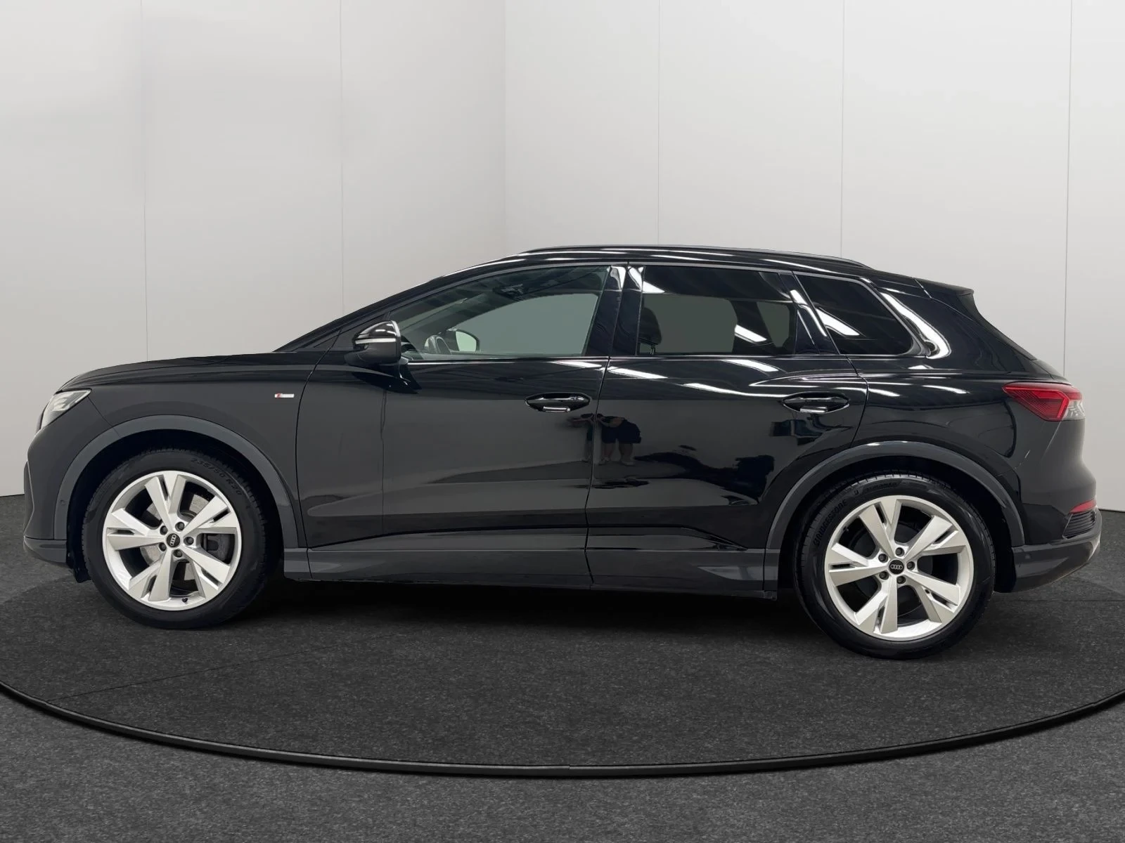 Audi Q4 e-tron S-Line Leather LED Navi 95% SoH | Mobile.bg � ����������� 2