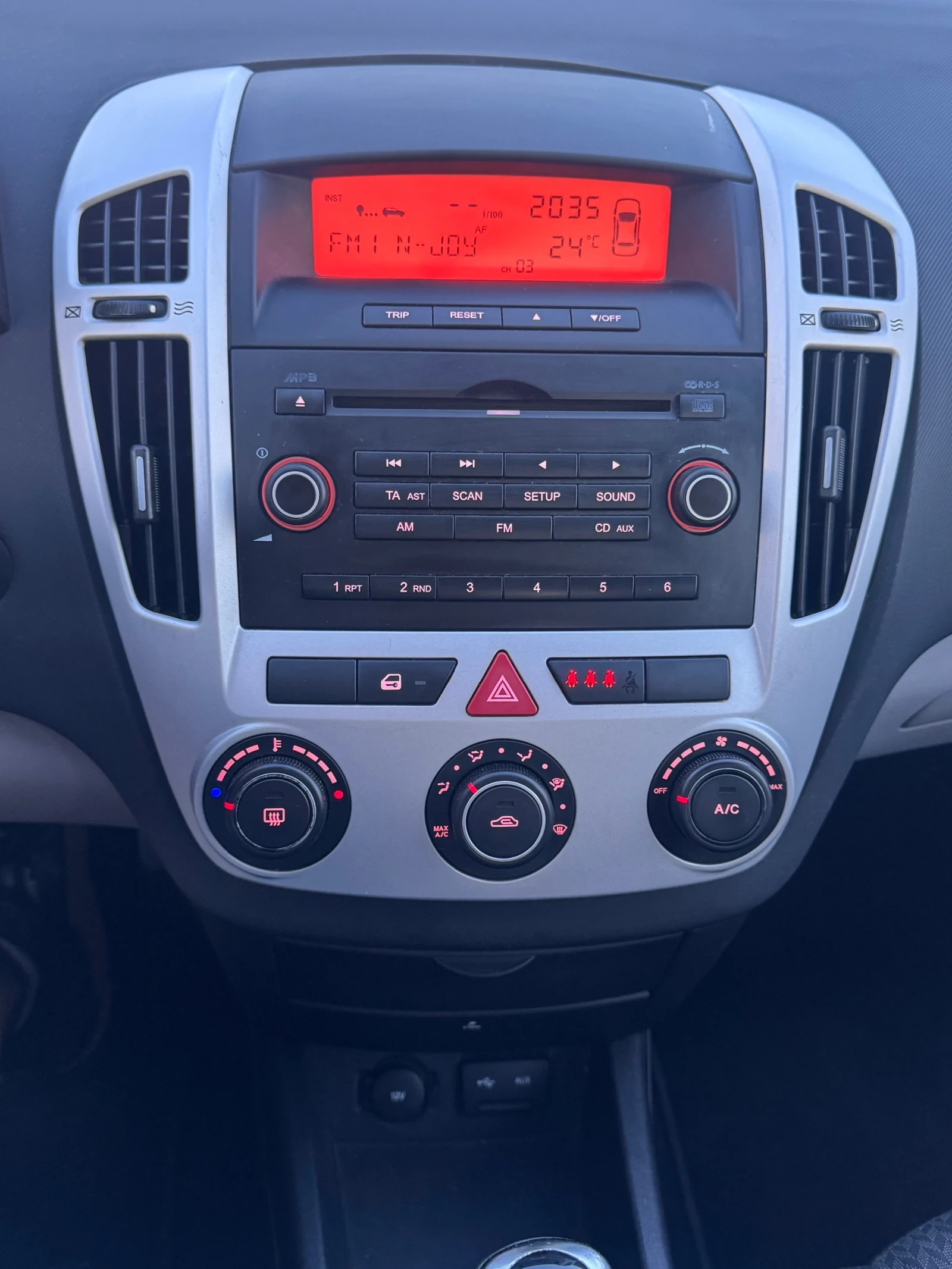 Kia Ceed 1.6i, снимка 10 - Автомобили и джипове - 54933877