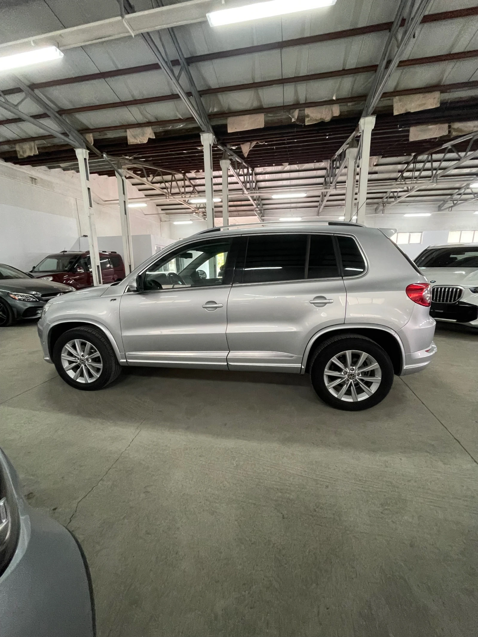 VW Tiguan 2.0TDI/Rline/4motion/Панор/парктр/подгрев/, снимка 8 - Автомобили и джипове - 54165520