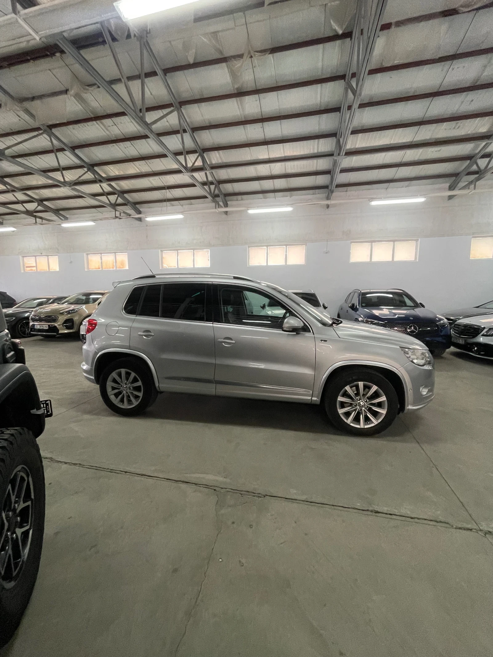 VW Tiguan 2.0TDI/Rline/4motion/Панор/парктр/подгрев/, снимка 7 - Автомобили и джипове - 54165520