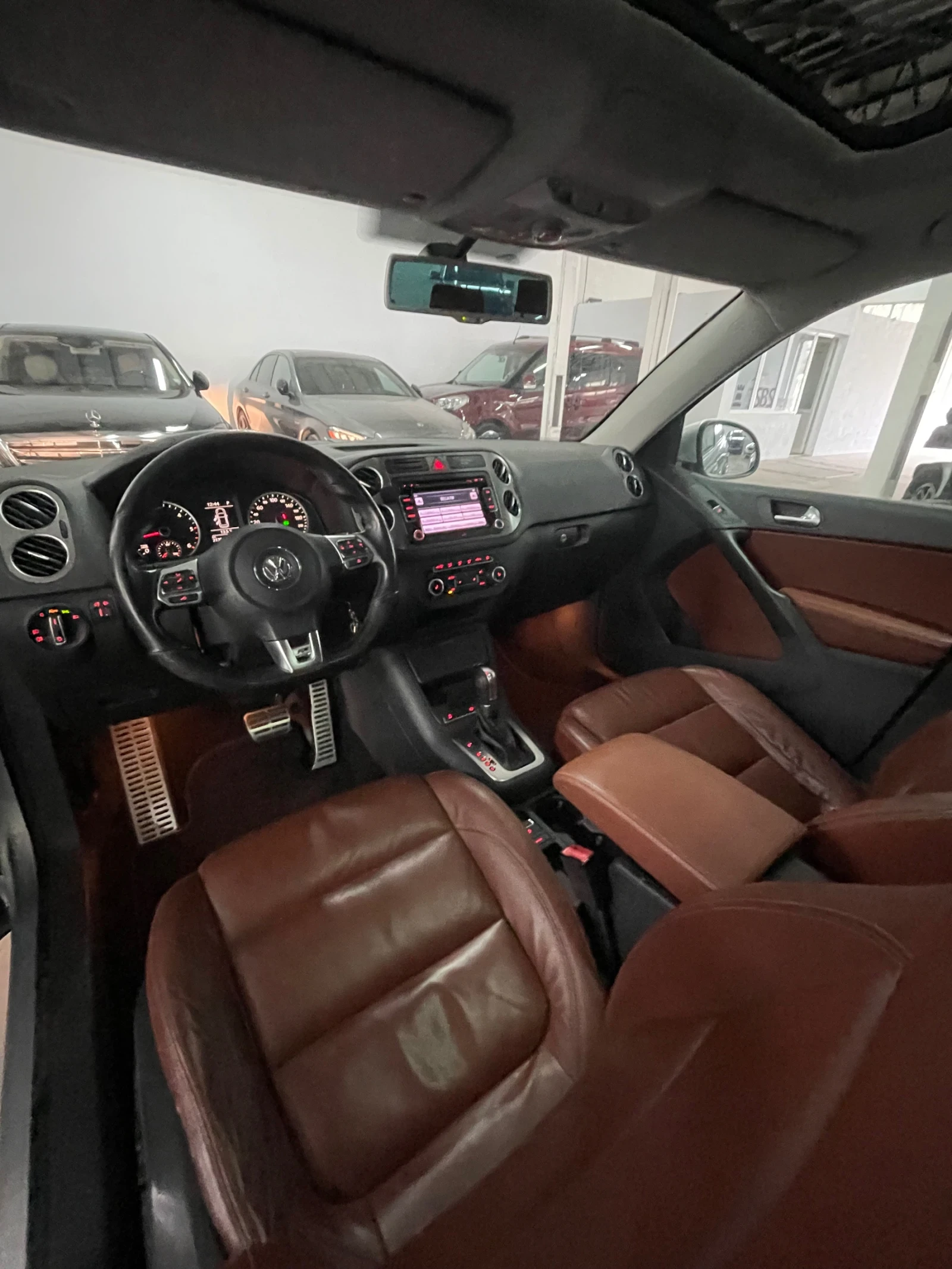 VW Tiguan 2.0TDI/Rline/4motion/Панор/парктр/подгрев/, снимка 16 - Автомобили и джипове - 54165520