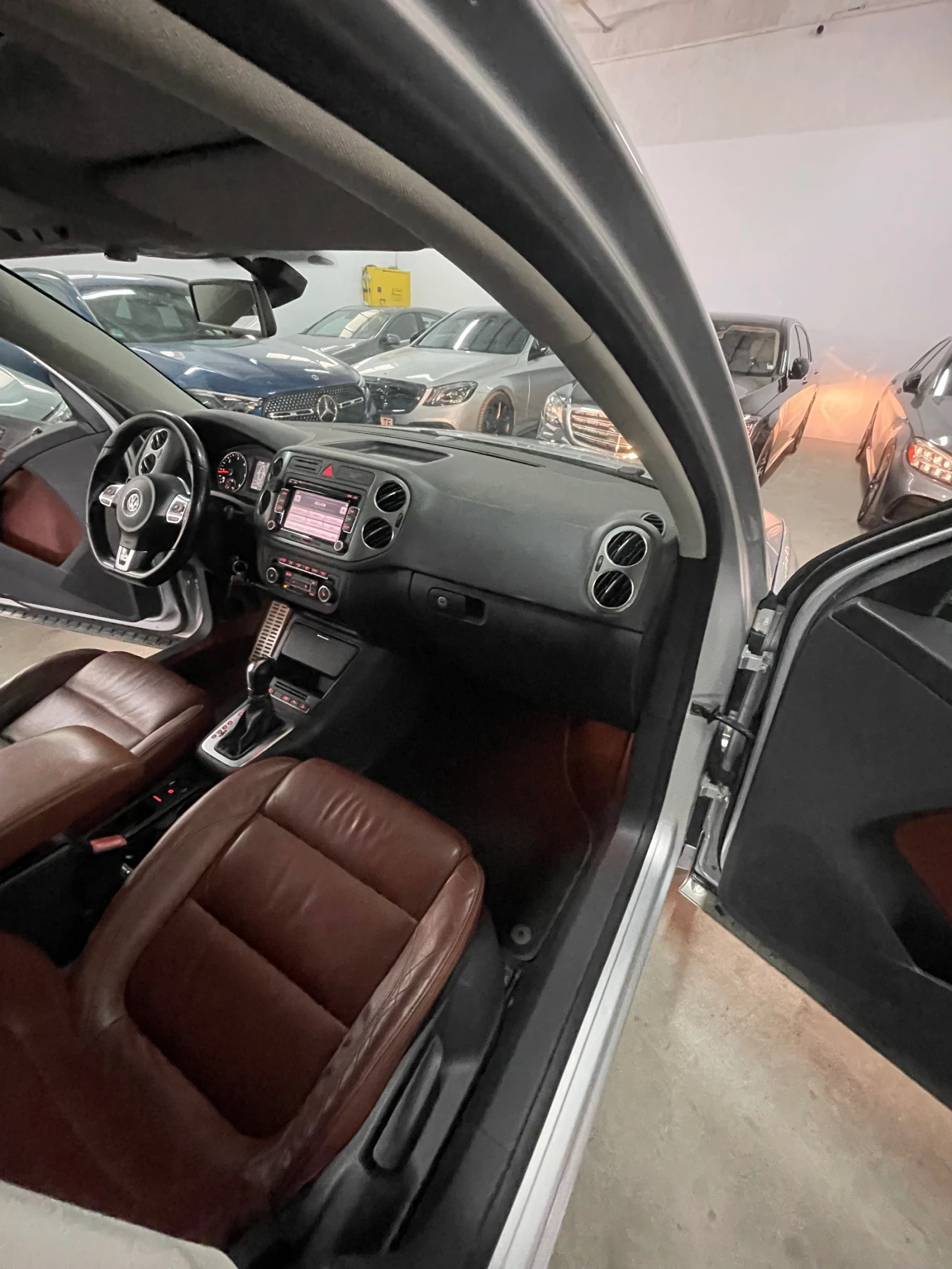 VW Tiguan 2.0TDI/Rline/4motion/Панор/парктр/подгрев/, снимка 11 - Автомобили и джипове - 54165520