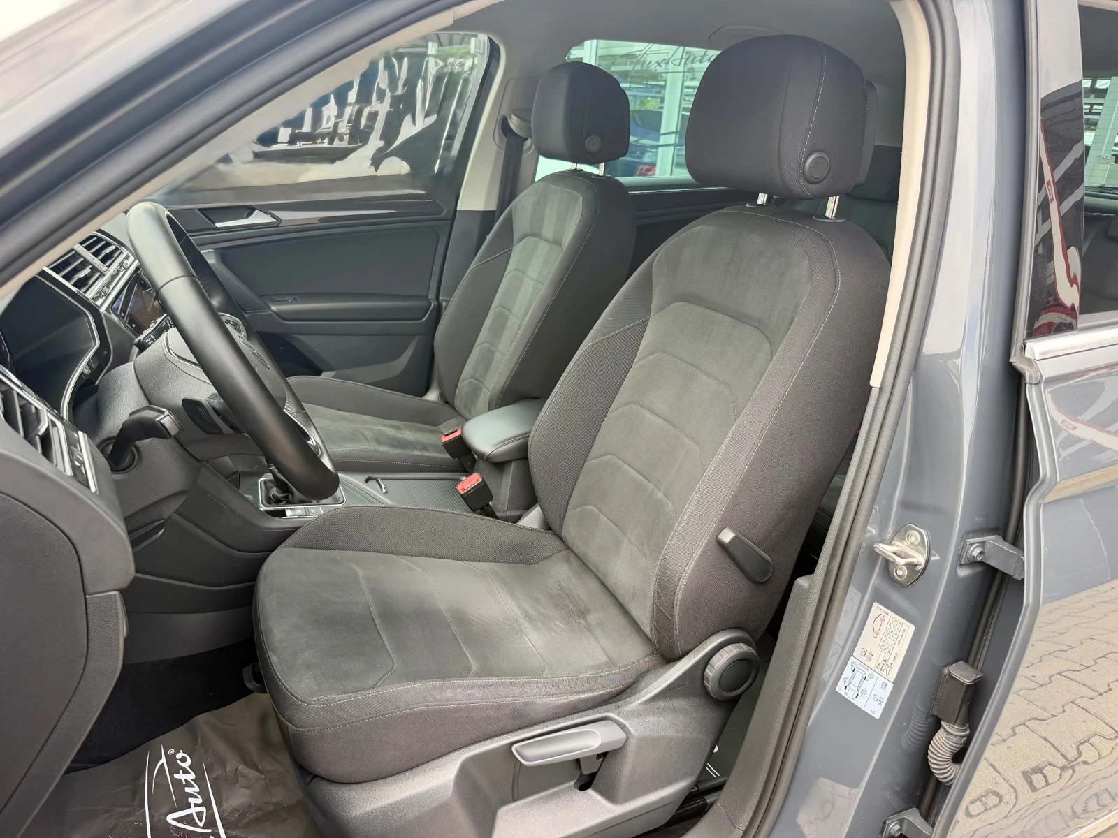 VW Tiguan 2.0TDI#NAVI#CAMERA#ALCANTAR#KEYLES#DISTR#BLINDSPOT, снимка 11 - Автомобили и джипове - 54785709