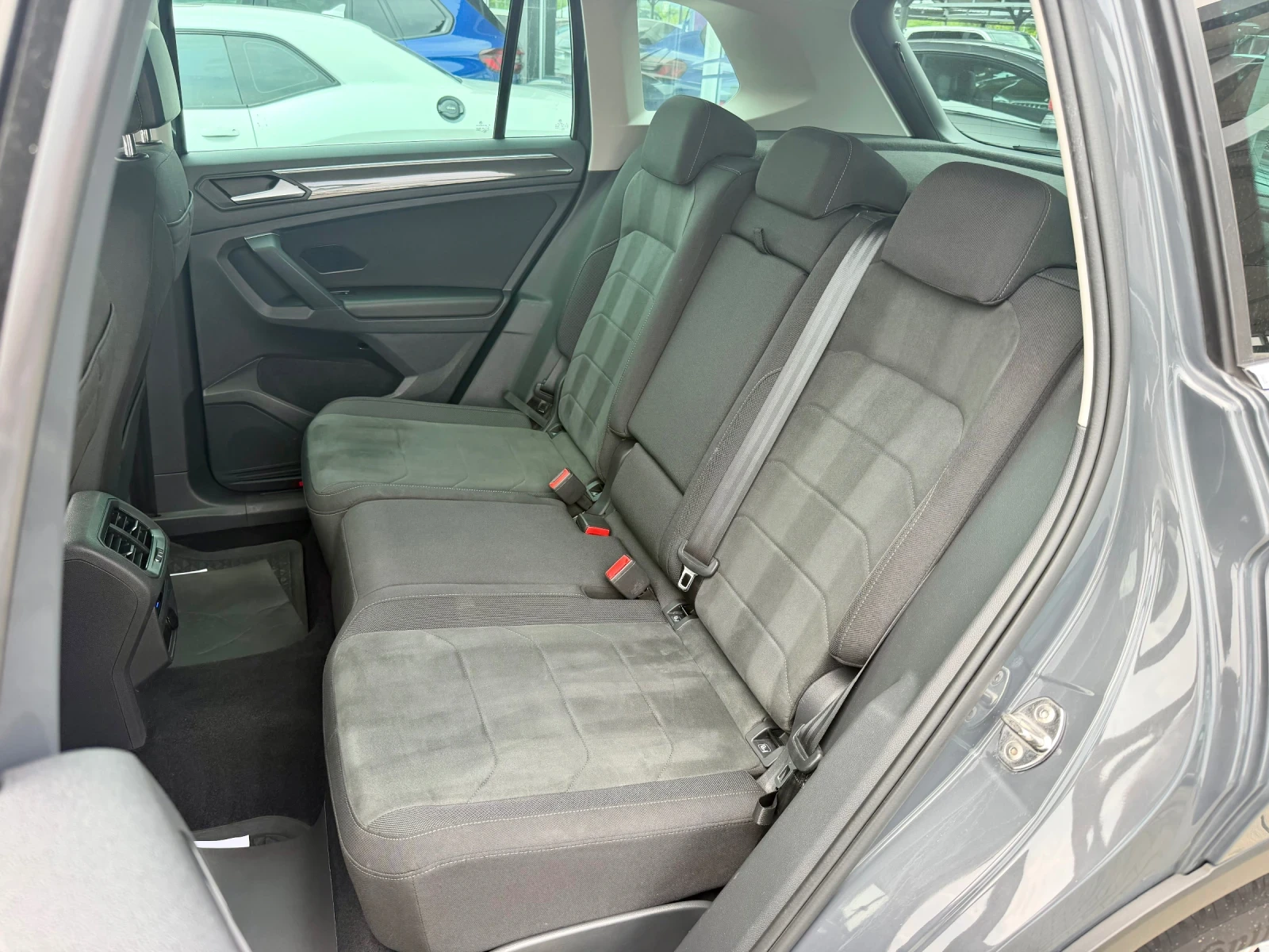 VW Tiguan 2.0TDI#NAVI#CAMERA#ALCANTAR#KEYLES#DISTR#BLINDSPOT, снимка 12 - Автомобили и джипове - 54785709