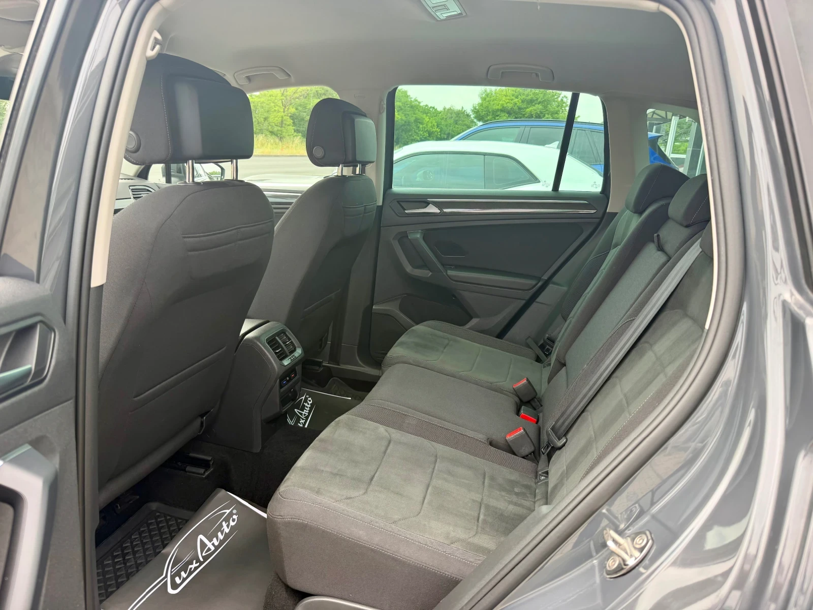VW Tiguan 2.0TDI#NAVI#CAMERA#ALCANTAR#KEYLES#DISTR#BLINDSPOT, снимка 13 - Автомобили и джипове - 54785709
