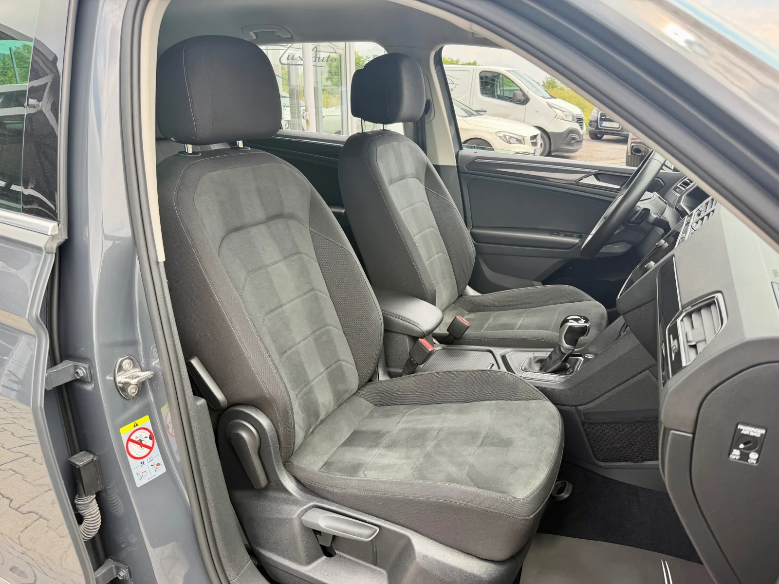 VW Tiguan 2.0TDI#NAVI#CAMERA#ALCANTAR#KEYLES#DISTR#BLINDSPOT, снимка 10 - Автомобили и джипове - 54785709
