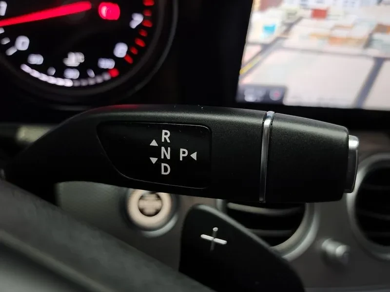 Mercedes-Benz E 200, снимка 9 - Автомобили и джипове - 52689096